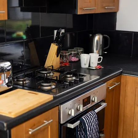 Alt-stay Leeds, M1 Junction 45 Skelton - Ideal For Contractors - Parking & Fast Fibre Wi-fi - Long Welcome בית נופש
