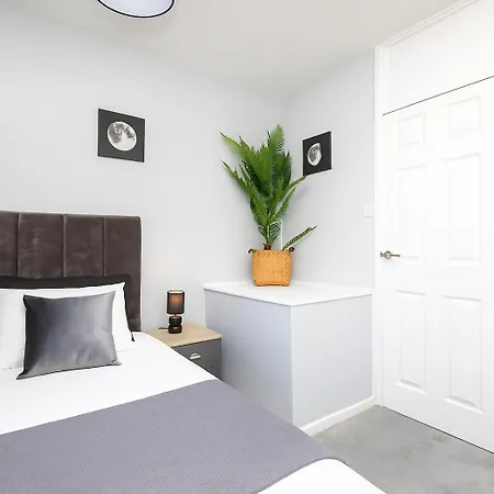 Alt-stay Leeds, M1 Junction 45 Skelton - Ideal For Contractors - Parking & Fast Fibre Wi-fi - Long Welcome *