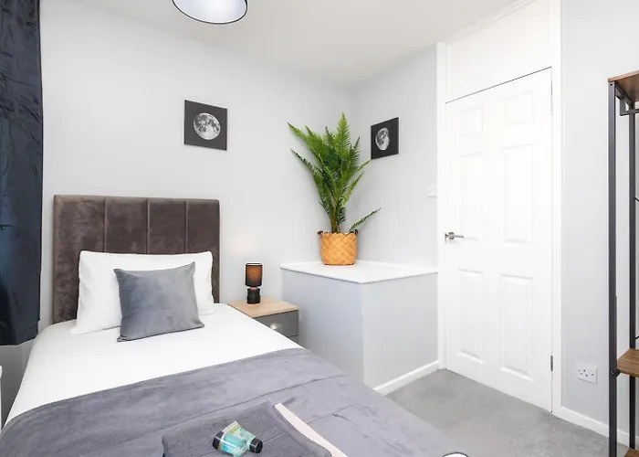 Dom wakacyjny Newhall By Alt-Stay Contractor Accommodation - 3 Bed Contractor Home With Parking, Wi-Fi & Full Kitchen - Ideal For Long Stays *