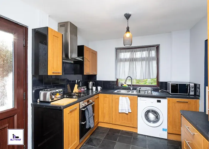 Будинок відпочинку Newhall By Alt-Stay Contractor Accommodation - 3 Bed Contractor Home With Parking, Wi-Fi & Full Kitchen - Ideal For Long Stays *