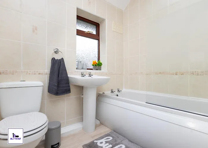 Будинок відпочинку Newhall By Alt-Stay Contractor Accommodation - 3 Bed Contractor Home With Parking, Wi-Fi & Full Kitchen - Ideal For Long Stays Лідс